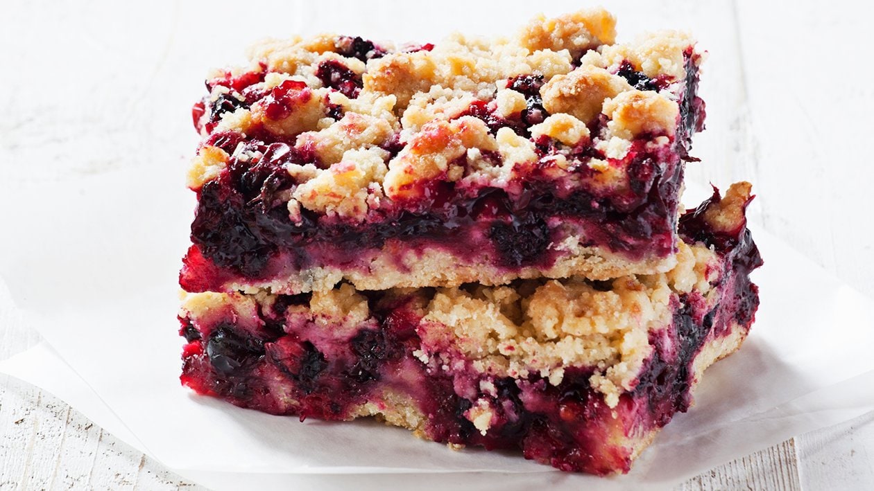 Blackberry and apple flapjack crumble