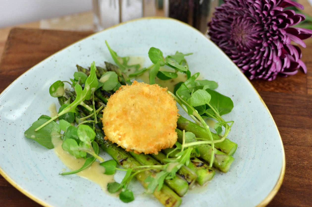 Poached egg in Panko crust with grilled asparagus
